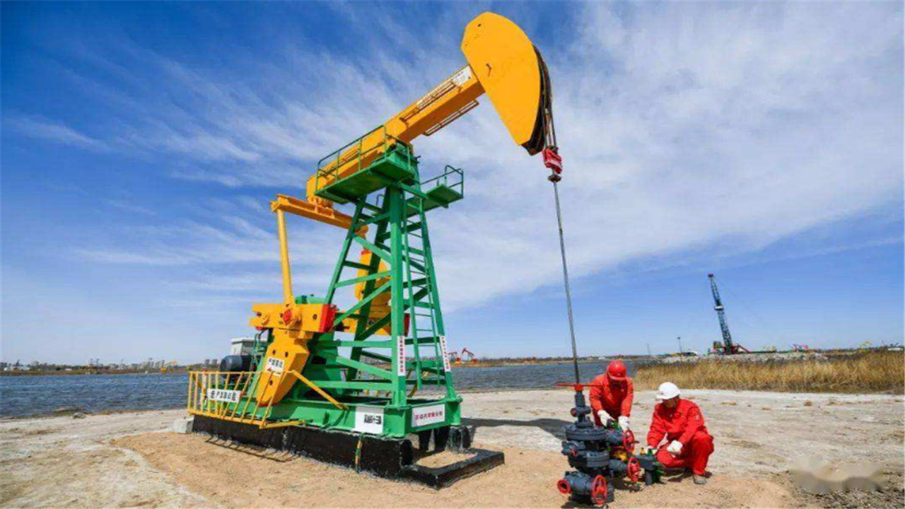 Polyacrylamide oil recovery